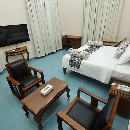 Le Colonial Suites Pondicherry Exterior foto